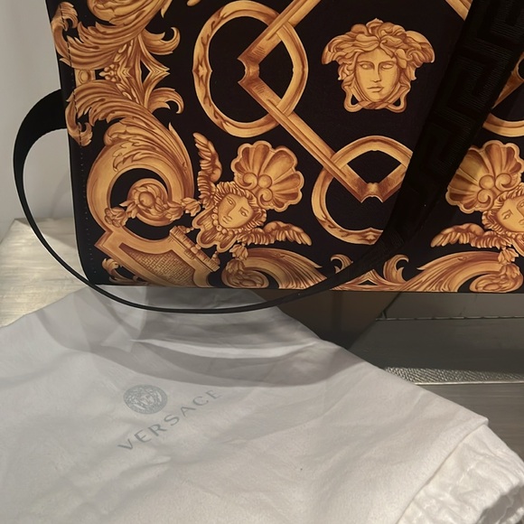 Versace Black and Gold Baroque Tote Bag - Picture 7 of 7
